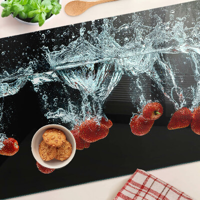 Cutting board Strawberries in water