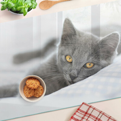 Cutting board A cat with yellow eyes