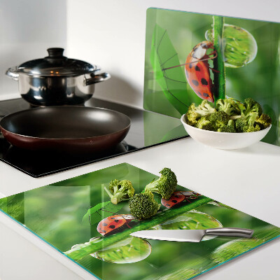 Chopping board Ladybugs on leaves with water drops