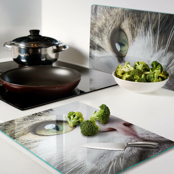Glass cutting board A cat with green eyes