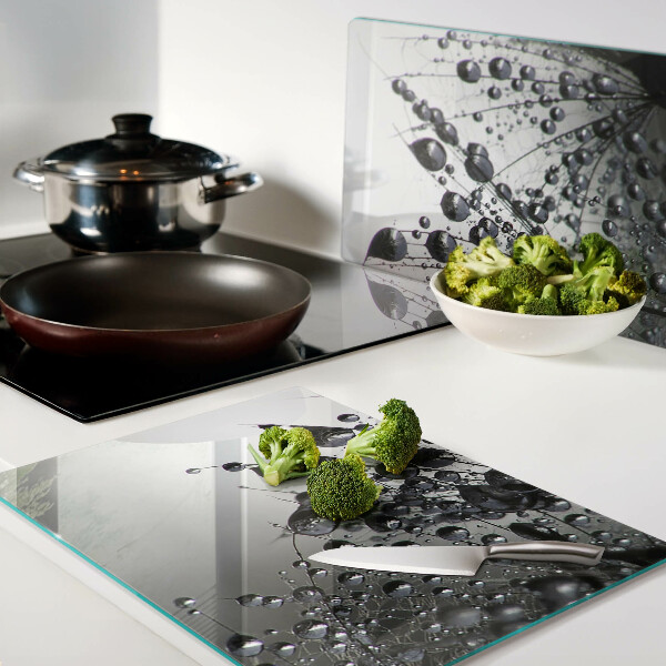 Chopping board Water drops on plants