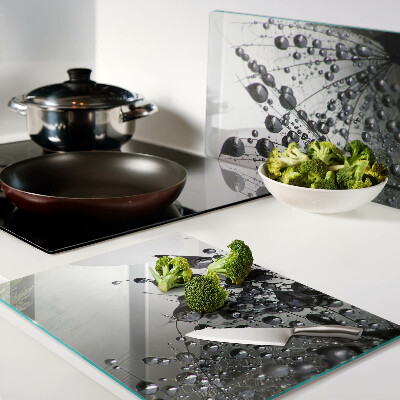 Chopping board Water drops on plants