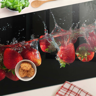 Cutting board Strawberries in water