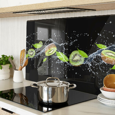 Cutting board Kiwi in water with leaves