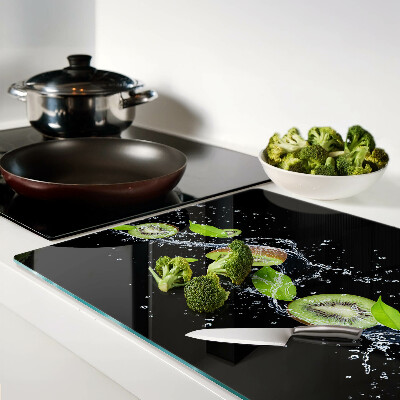 Cutting board Kiwi in water with leaves