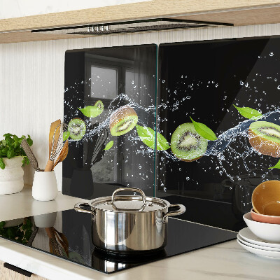 Cutting board Kiwi in water with leaves