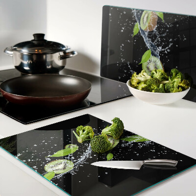 Cutting board Kiwi in water with leaves