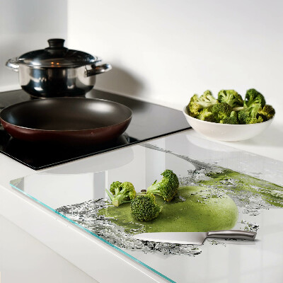 Cutting board Green apple in water