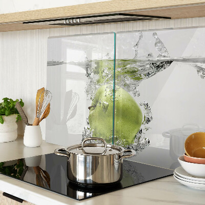 Cutting board Green apple in water