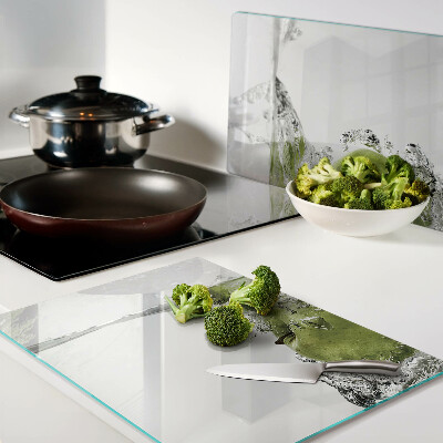 Cutting board Green apple in water