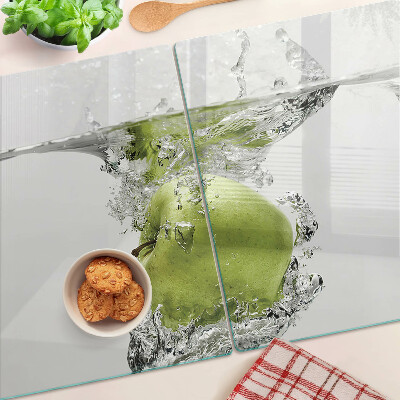 Cutting board Green apple in water