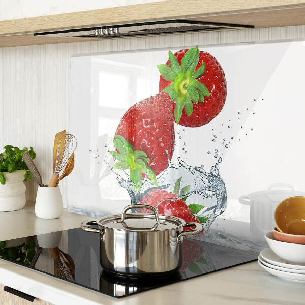 Glass cutting board Strawberries in water