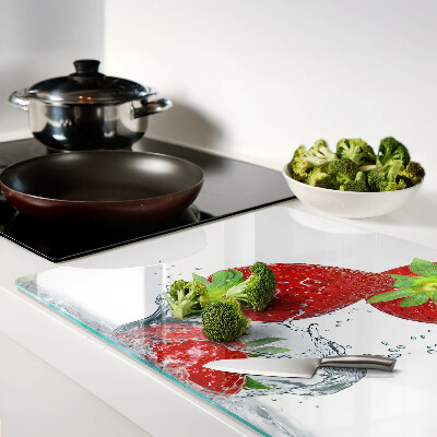 Glass cutting board Strawberries in water