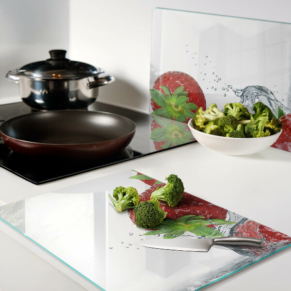 Glass cutting board Strawberries in water