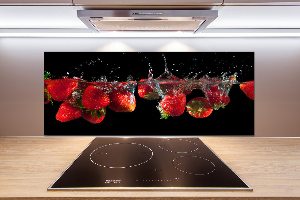 Cooker splashback Strawberries under water