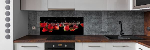 Cooker splashback Strawberries under water