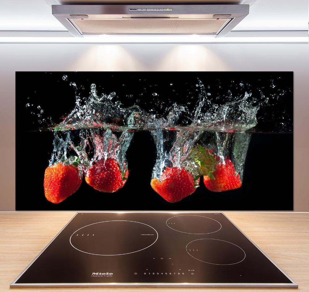 Cooker splashback Strawberries under water