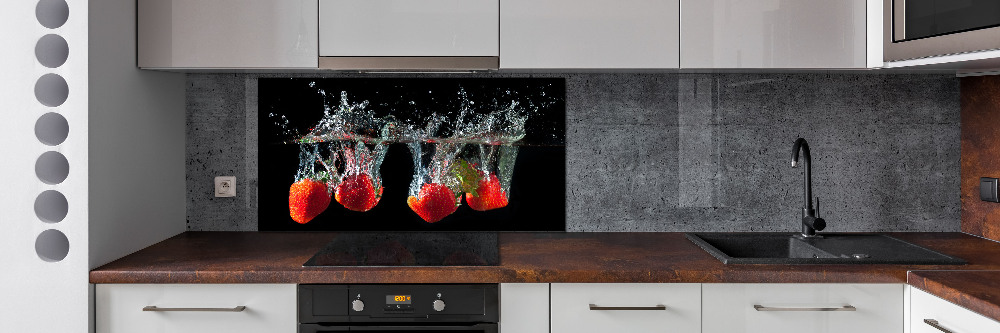 Cooker splashback Strawberries under water