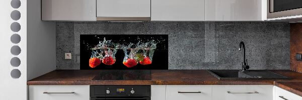 Cooker splashback Strawberries under water