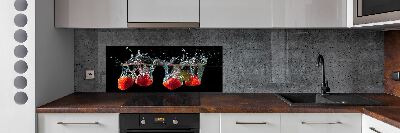 Cooker splashback Strawberries under water