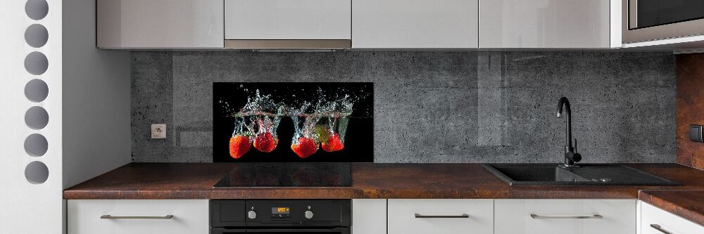 Cooker splashback Strawberries under water