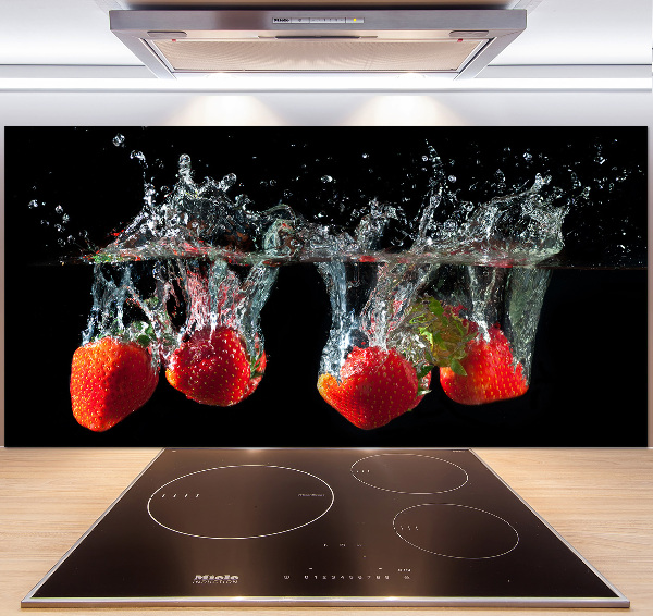 Cooker splashback Strawberries under water