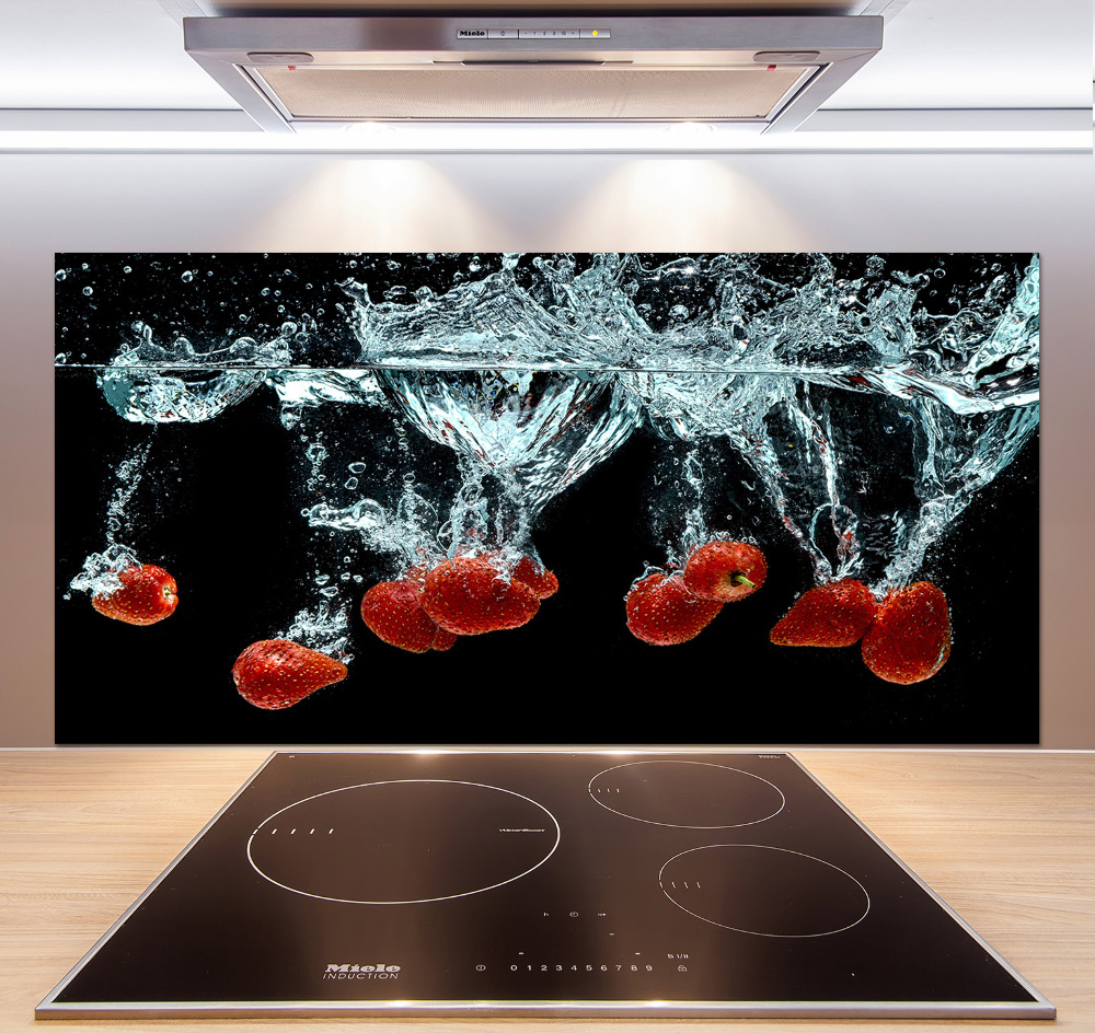 Cooker splashback Strawberries under water