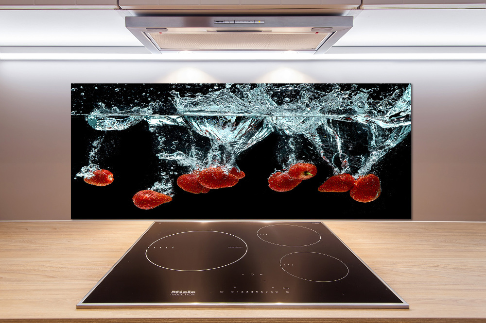 Cooker splashback Strawberries under water