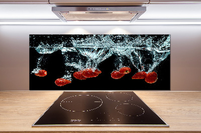 Cooker splashback Strawberries under water