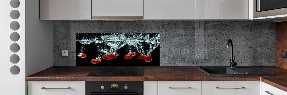 Cooker splashback Strawberries under water