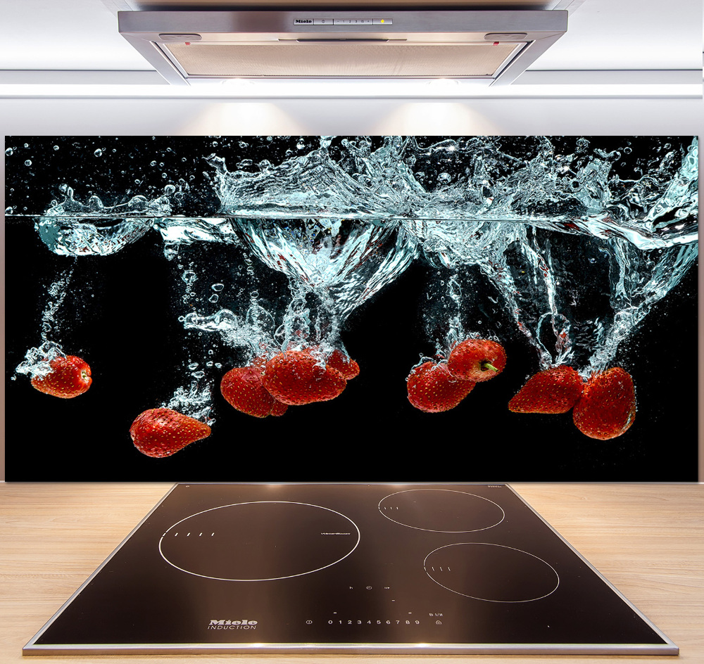 Cooker splashback Strawberries under water