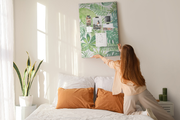 Pin board Tropical leaf pattern in shades of green