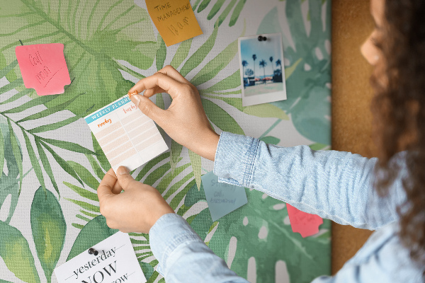 Pin board Tropical leaf pattern in shades of green