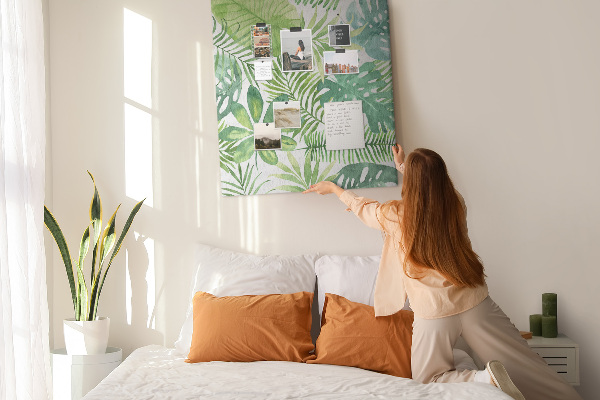 Pin board Tropical leaf pattern in shades of green