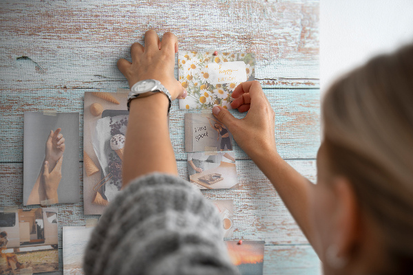 Memo cork board Rustic boards in pastel shades