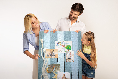 Pin board Seaside vibe with blue planks and a shell