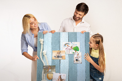 Pin board Seaside vibe with blue planks and a shell