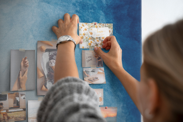 Pin board Shades of blue in a delicate weave