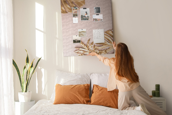 Wall cork memo board Golden leaves on a delicate pink background