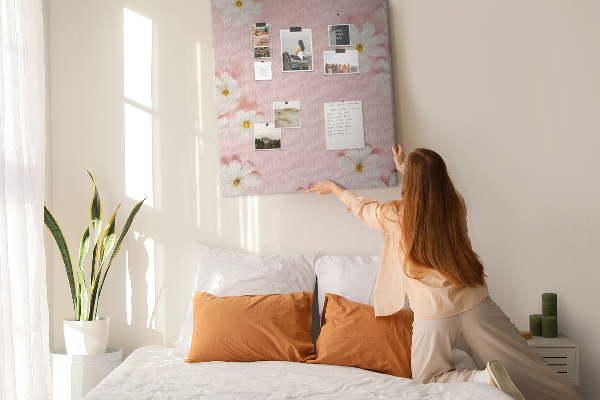Pin board Pink background with white daisy flowers