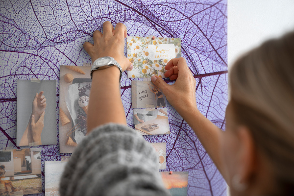 Memo cork board Delicate leaves in shades of purple