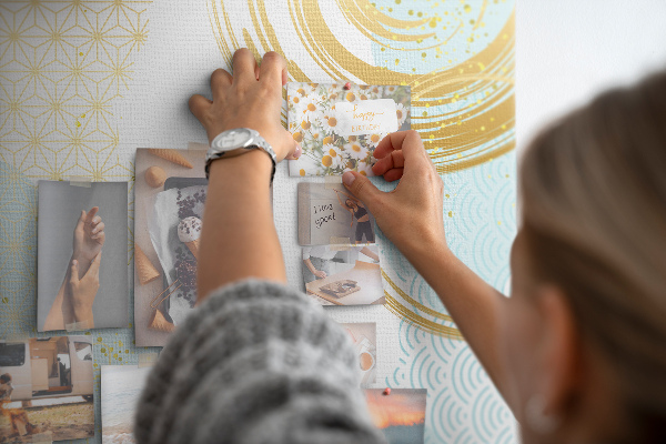 Pin board Golden circles on a delicate background