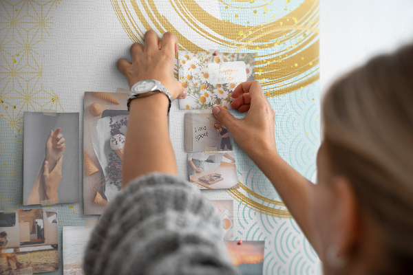 Pin board Golden circles on a delicate background