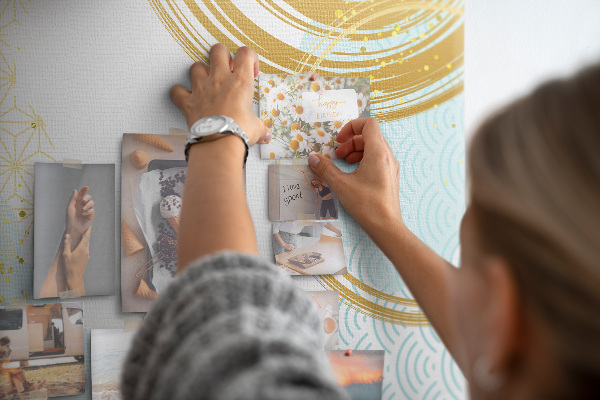 Pin board Golden circles on a delicate background