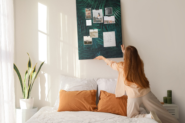 Pin board Tropical leaves in deep shades of green