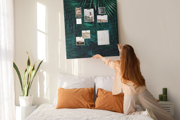 Pin board Tropical leaves in deep shades of green