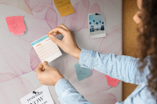 Pin board Delicate petals in pastel shades
