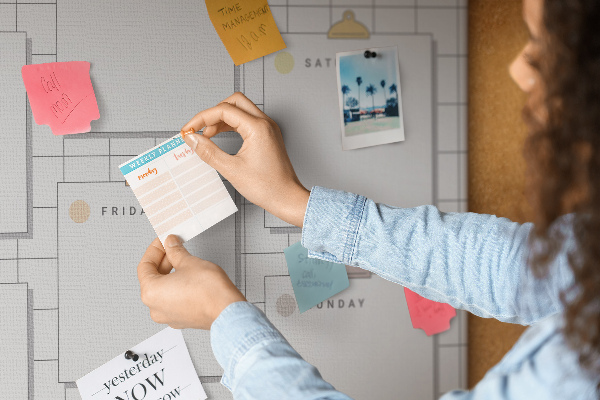 Cork memo board Weekly plan