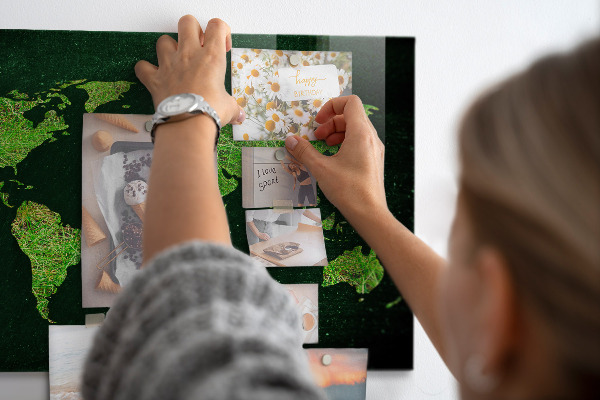 Magnetic world map grassy design for wall
