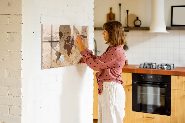 Dry erase board magnetic A world map for jotting down memories